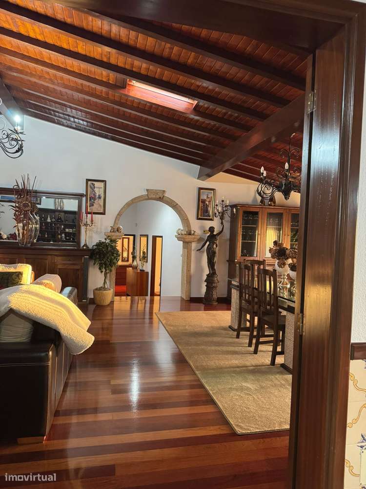 Moradia térrea T4 em pedra com 386m2 e terreno com 6.000m2, anexos.-22