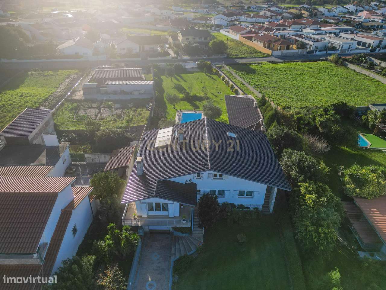 Moradia com piscina, terreno e anexos em Vieira de Leiria e a 2km da p - Grande imagem: 5/60