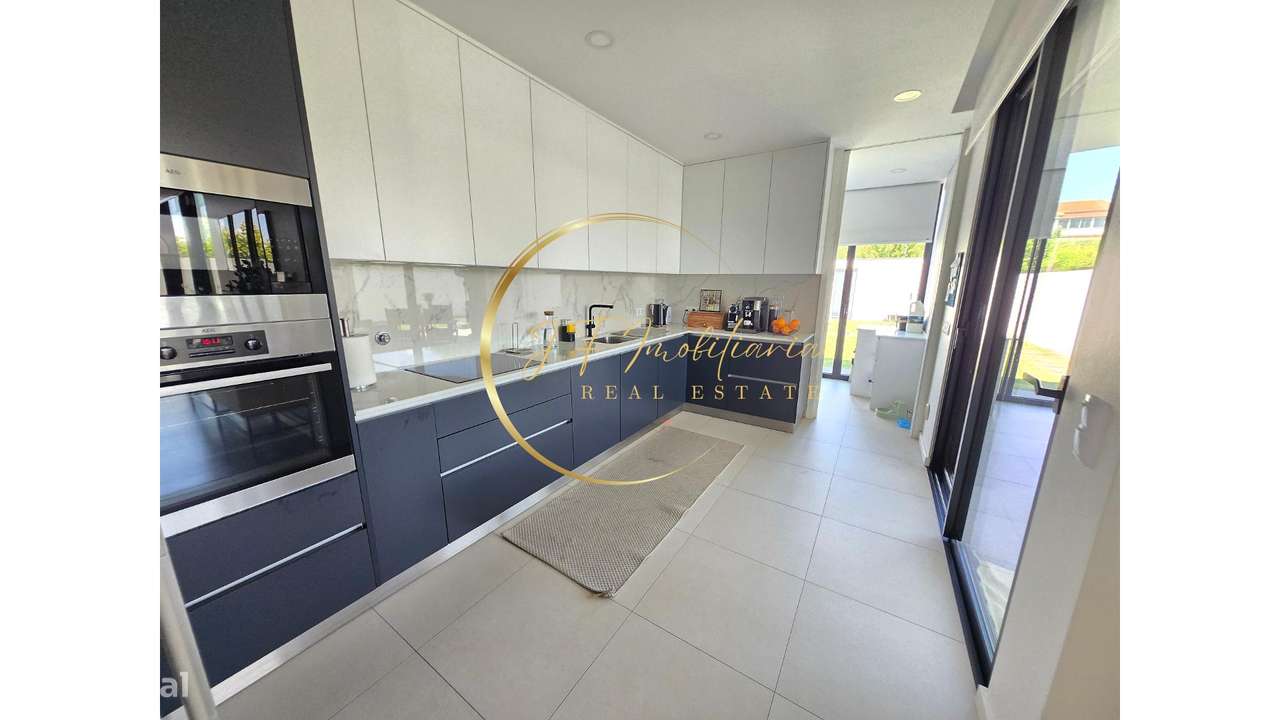 Moradia T4 de Luxo com Jardim-15