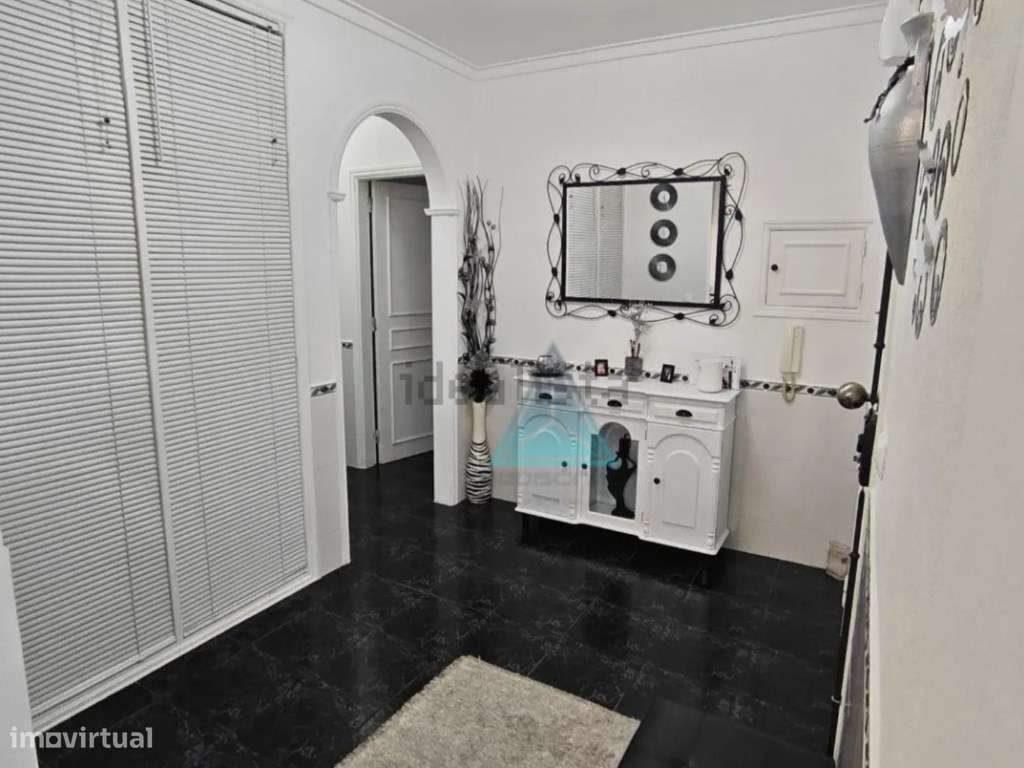 ApartamentoT2 com Open Space e 2 Entradas Independentes na Baixa da...-13