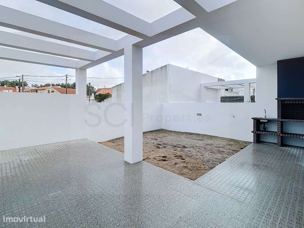 Moradia T3 duplex no centro de Fernão Ferro-34