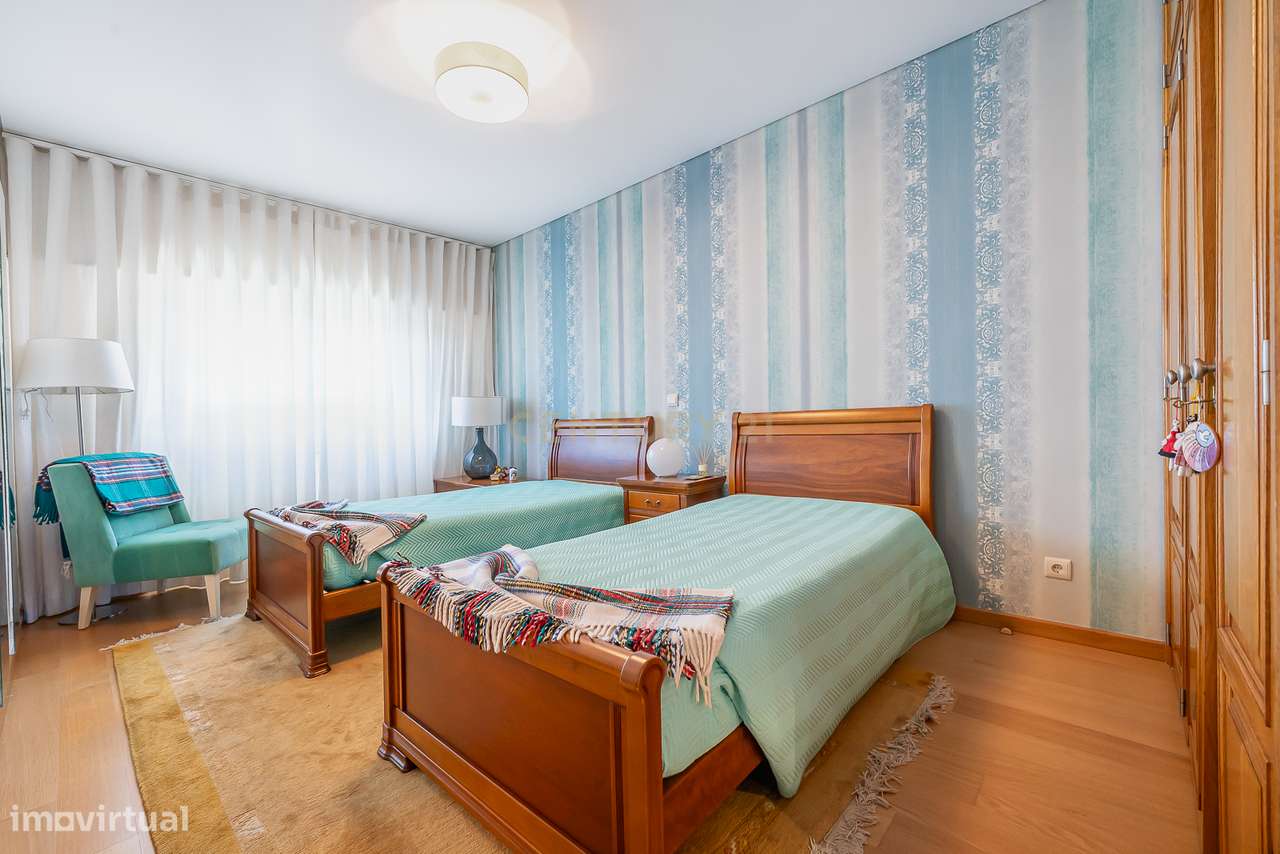 Moradia de Luxo T4 com Piscina e Jardim em Alvalade-32