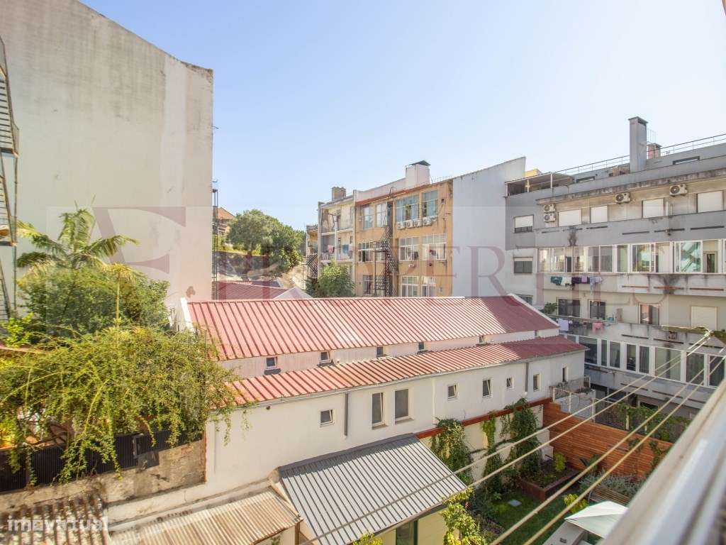 Apartamento T3 com charme lisboeta junto ao Marquês de Pombal-8