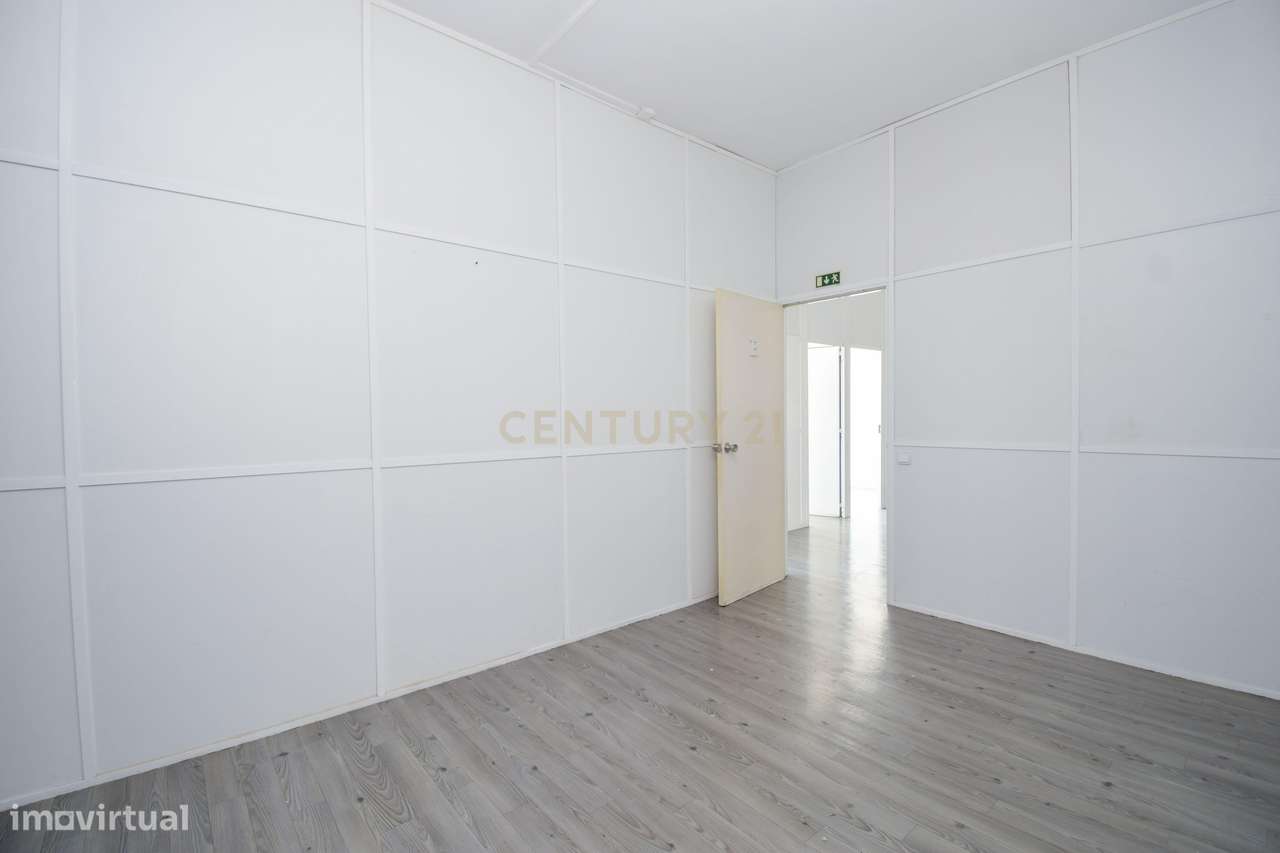 Escritório / Consultório | Urbanização do Buzano | Perto da Praia da P-12