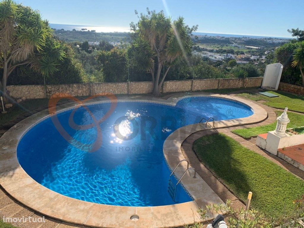 Apartamento T2 para venda no centro de Albufeira com piscina