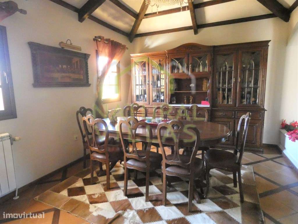 Moradia T4 com Piscina Interior e Jardim em Vale de Santa Maria - Grande imagem: 5/26