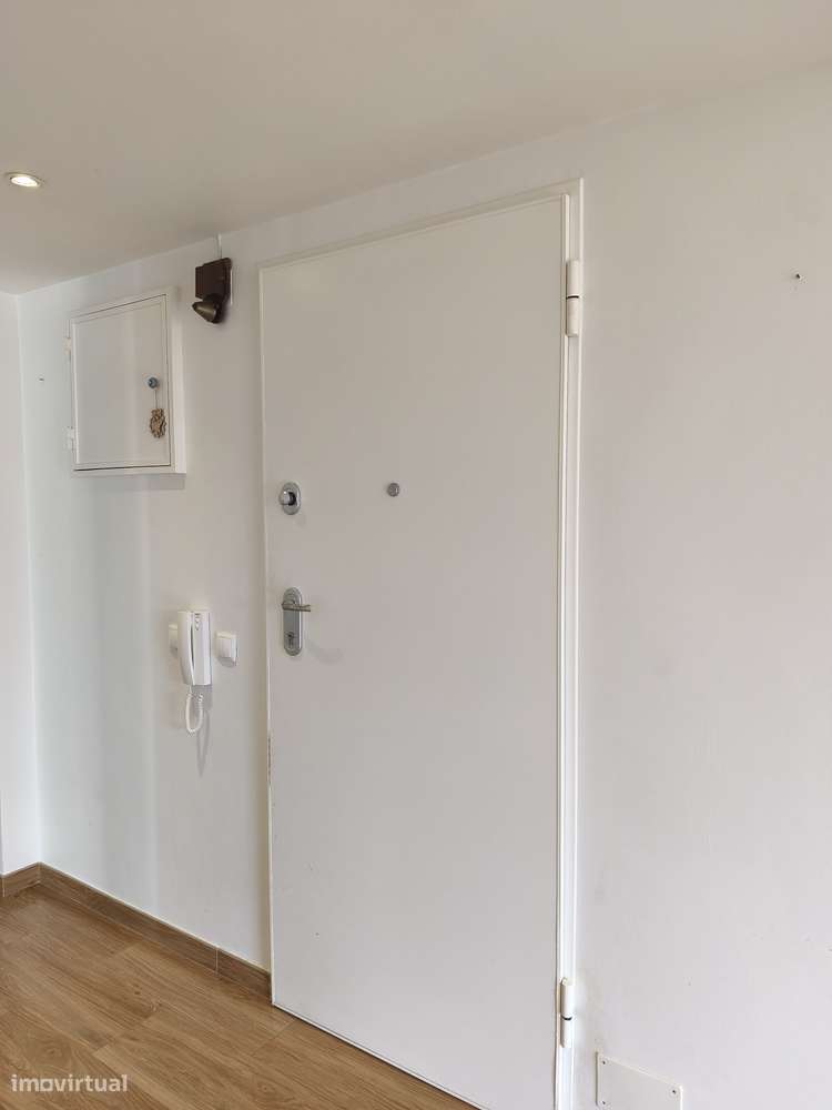 T2 Bem Conservado na Rua José Cardoso Pires, Areias, Estoril.-7