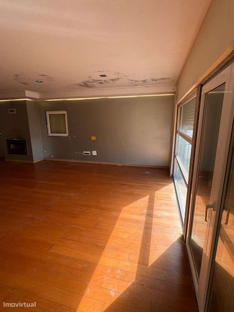 Moradia T5 com piscina, garagem e vista mar em Ericeira-27