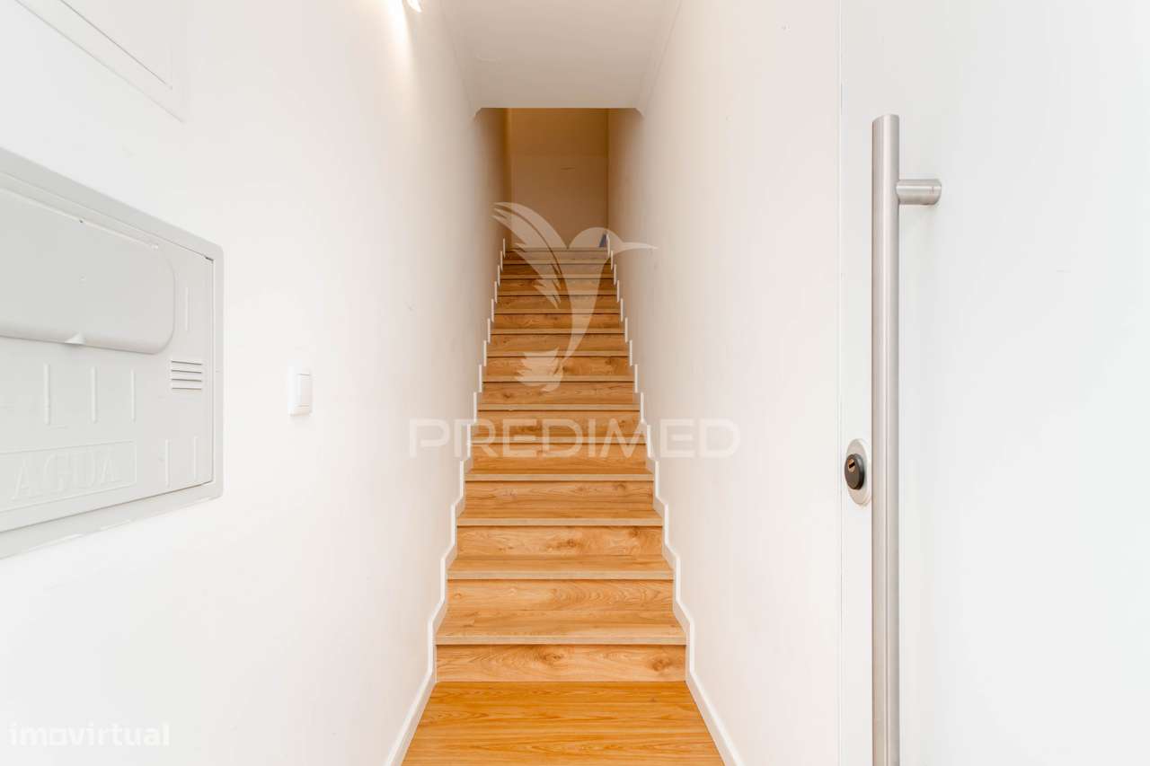 Moradia T4 com Sótão e Garagem | Mina de Água – Amadora - Grande imagem: 3/40