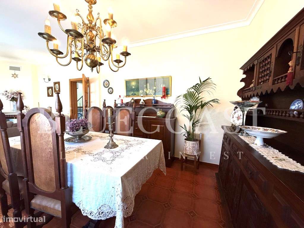 Moradia V4 com 3 Pisos - Espaço e Conforto-8