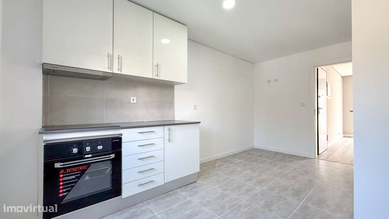 T2 renovado, com ótimas áreas e muita luz natural no centro de Almada.-8