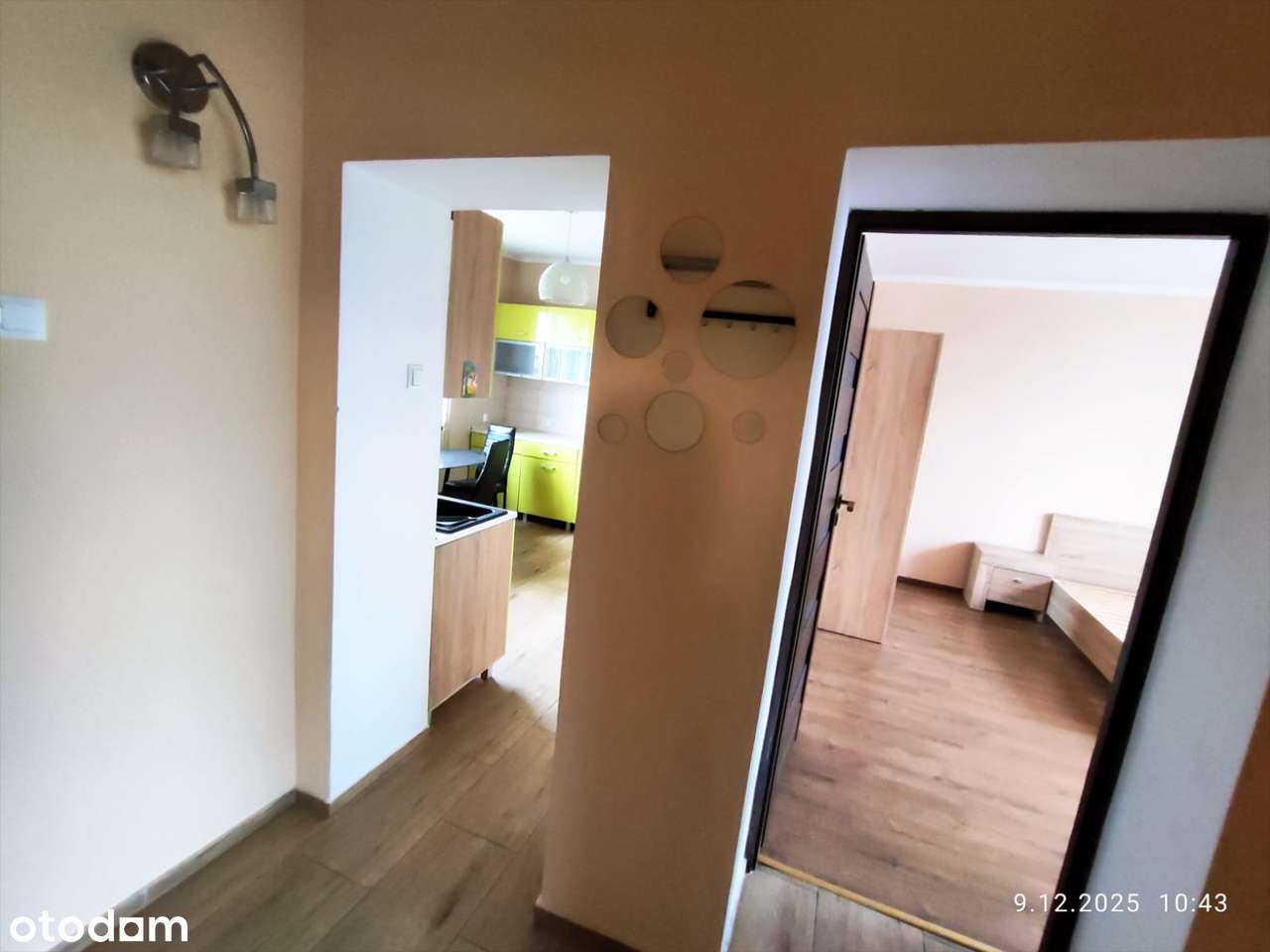 Dom z dwoma niezależnymi mieszkaniami.-9