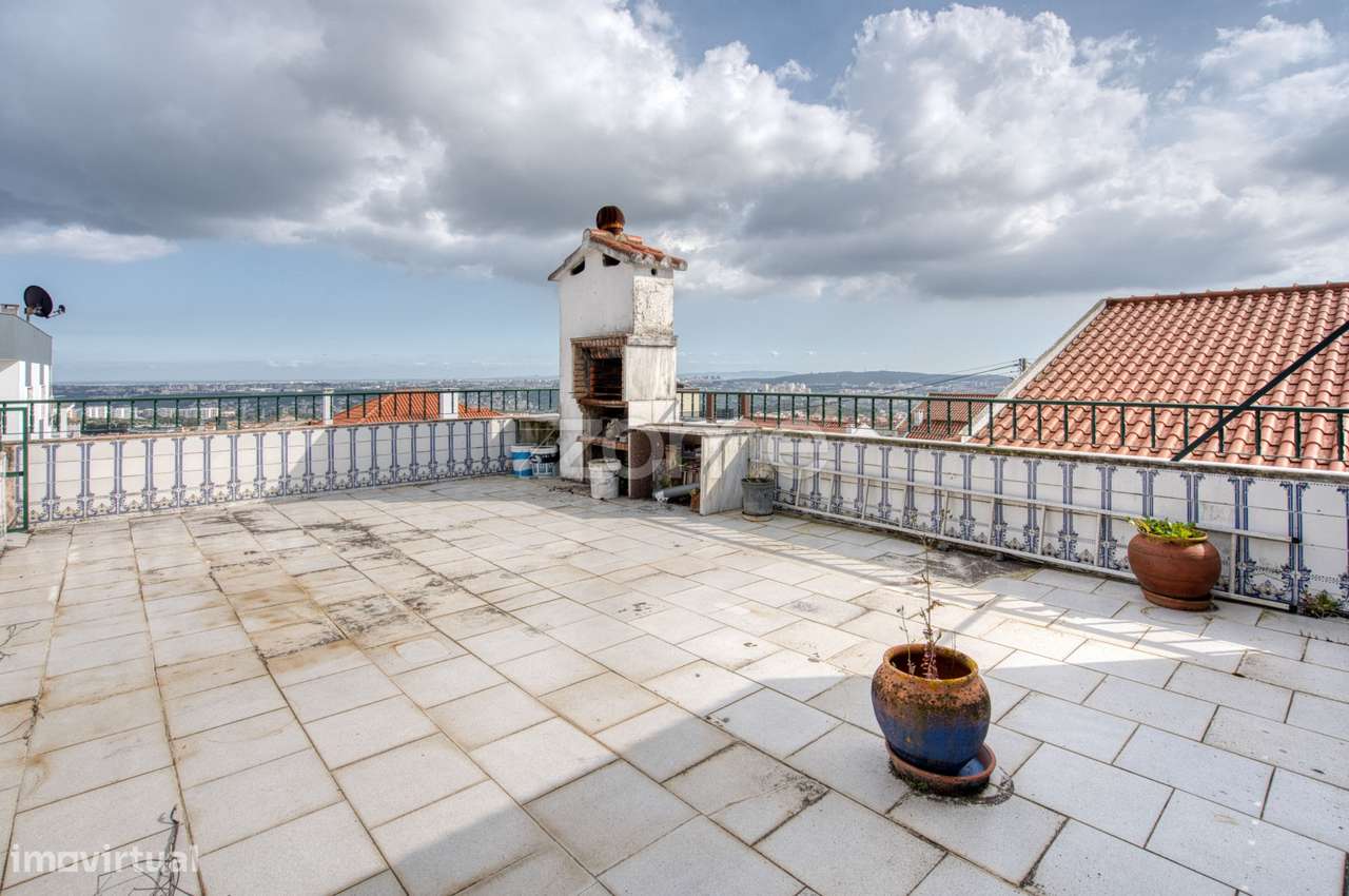 Moradia com terraço em Famões-4