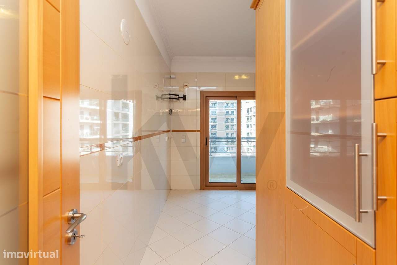 T2 com 2 varandas e 4 lugares de parqueamento, nas Colinas do Cruzeiro - Grande imagem: 4/43