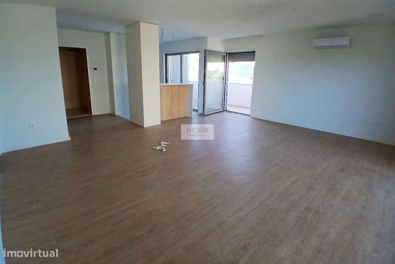Apartamento T3 novo com varanda à Santa Rita, pronto a habitar-4
