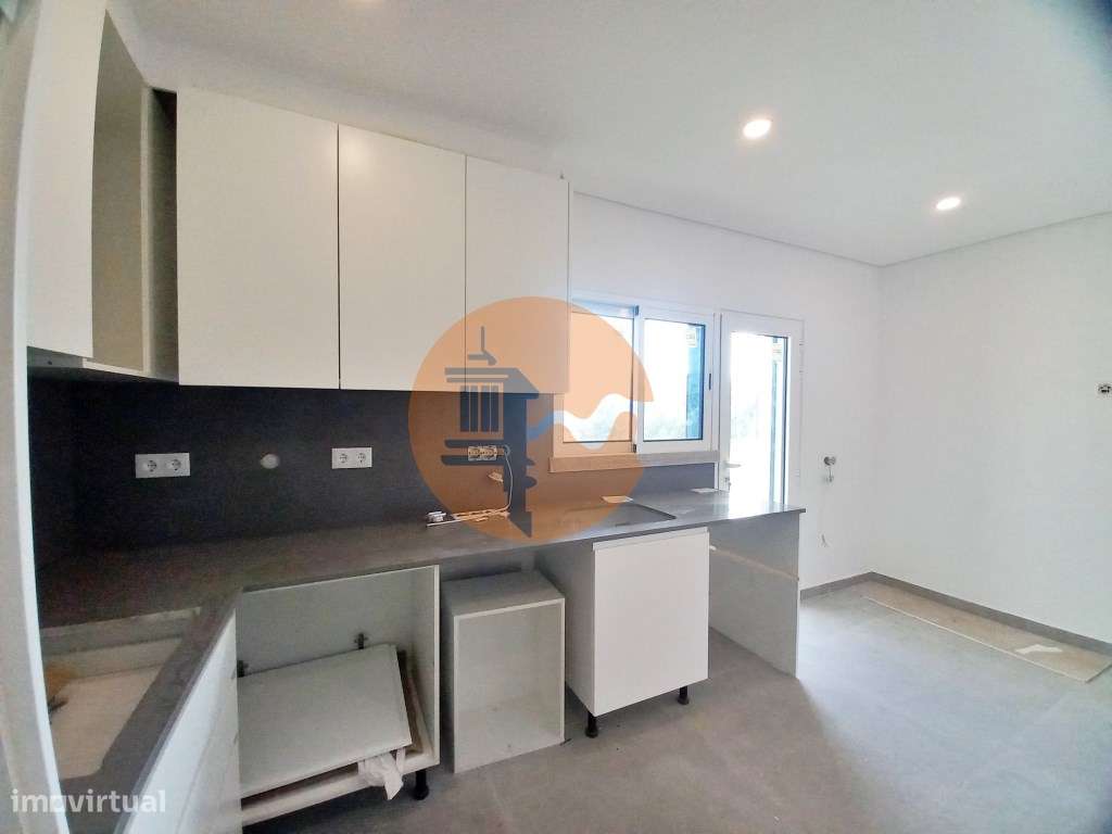 Excelente apartamento T2 Duplex com área total de 179m2, garagem e ... - Grande imagem: 4/56