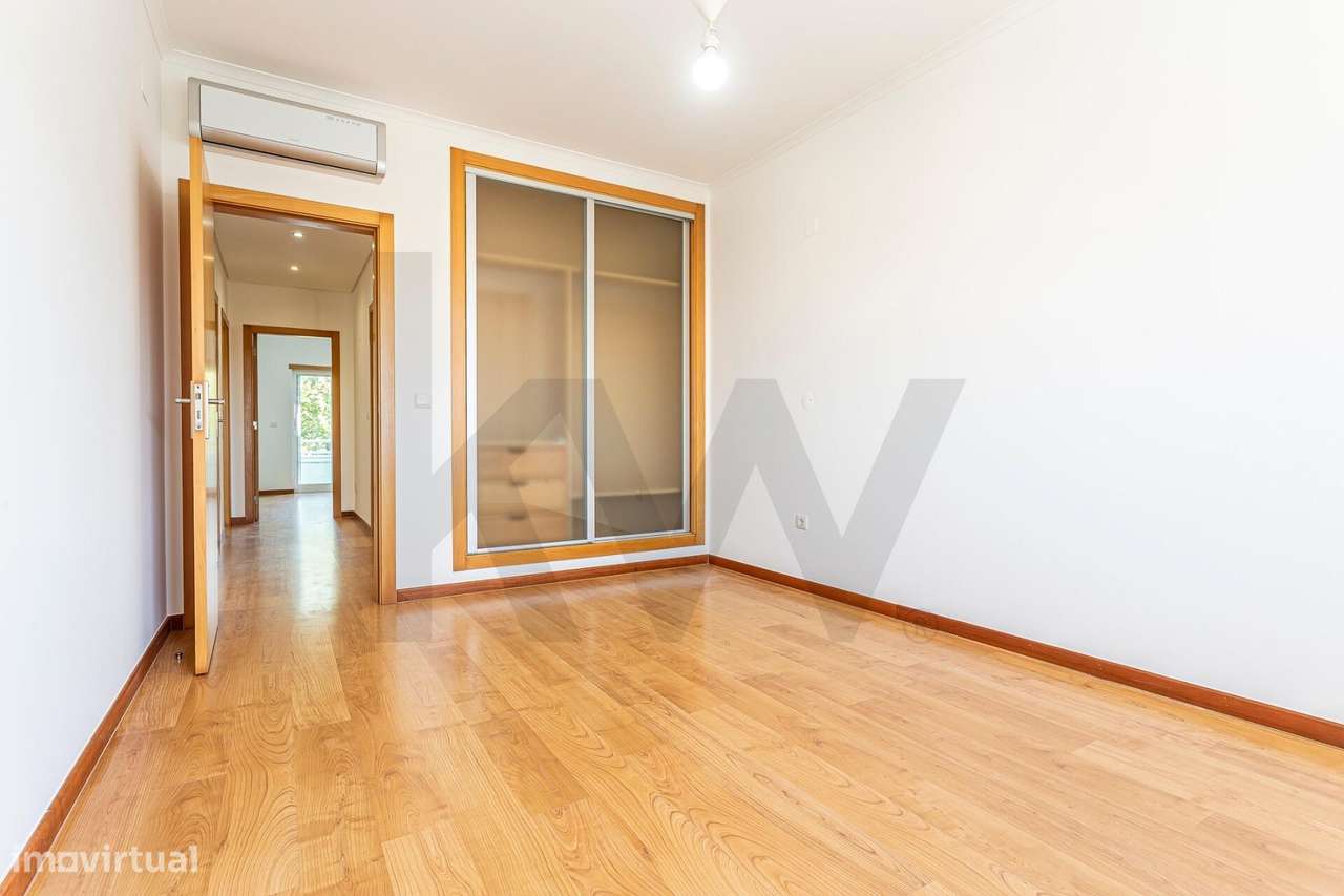 Apartamento T3 Duplex com aproveitamento superior | 5 Quartos | Garage-16