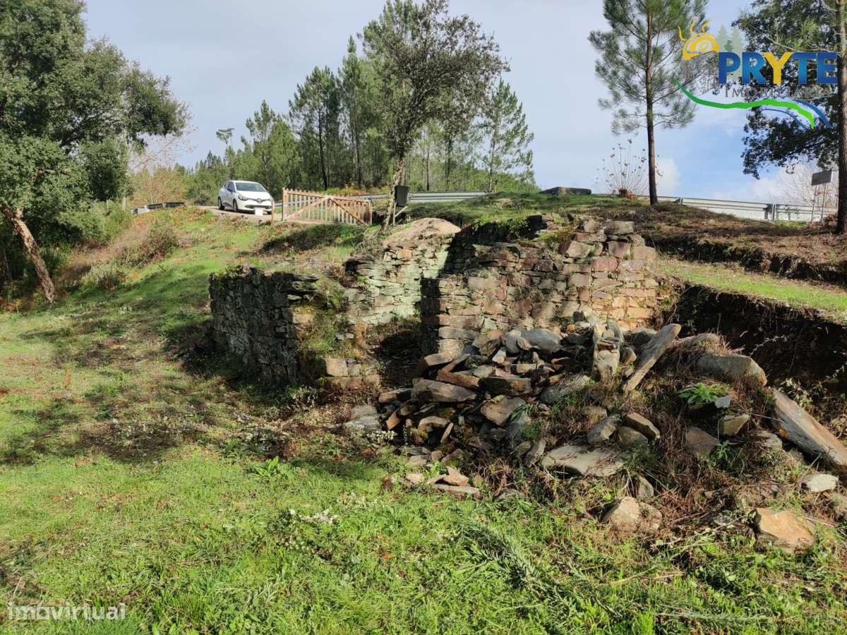 Ruína a confinar com Ribeira-13