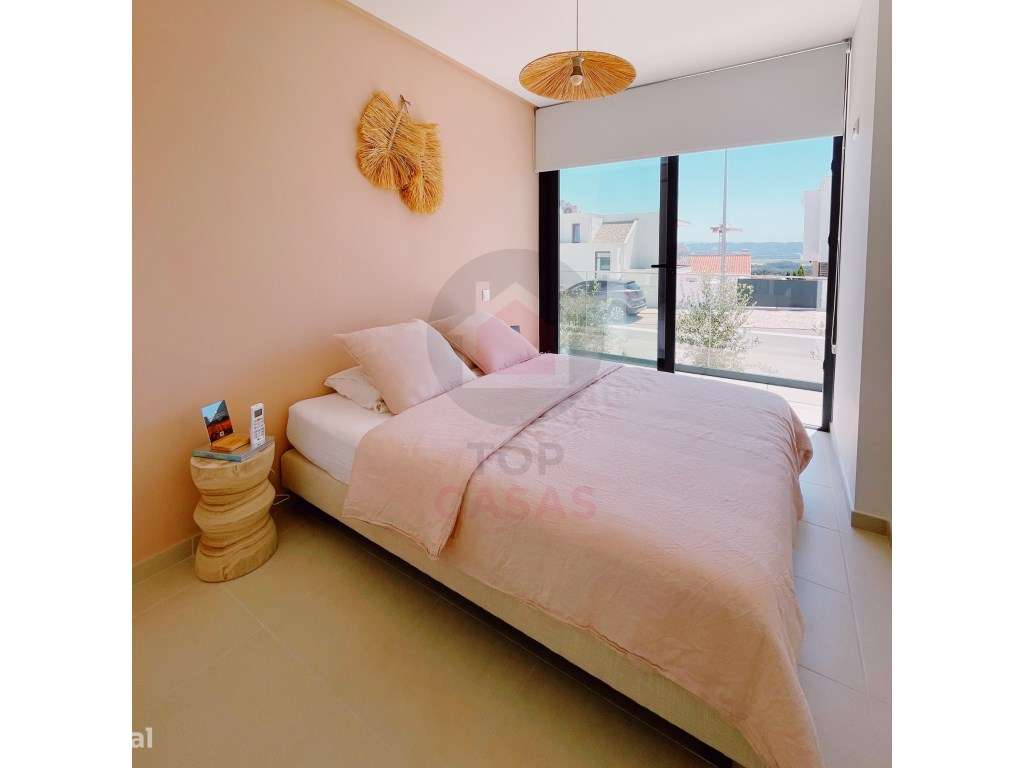 Moradia Contemporânea com Jardim e Piscina em Salir do Porto-11