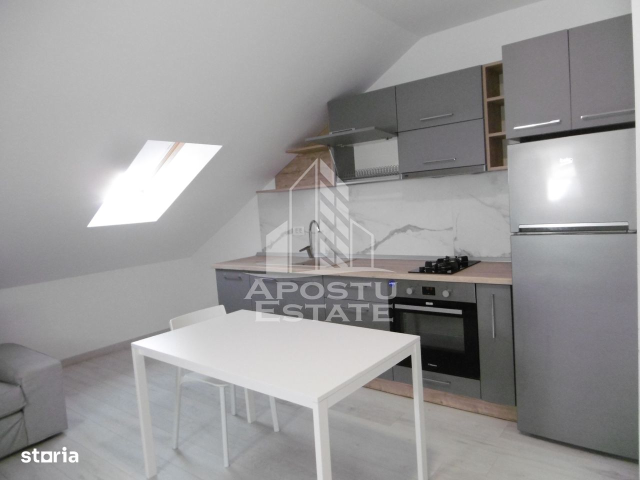 Apartament, 2 camere, centrala proprie, Dumbravita situat la mansarda.