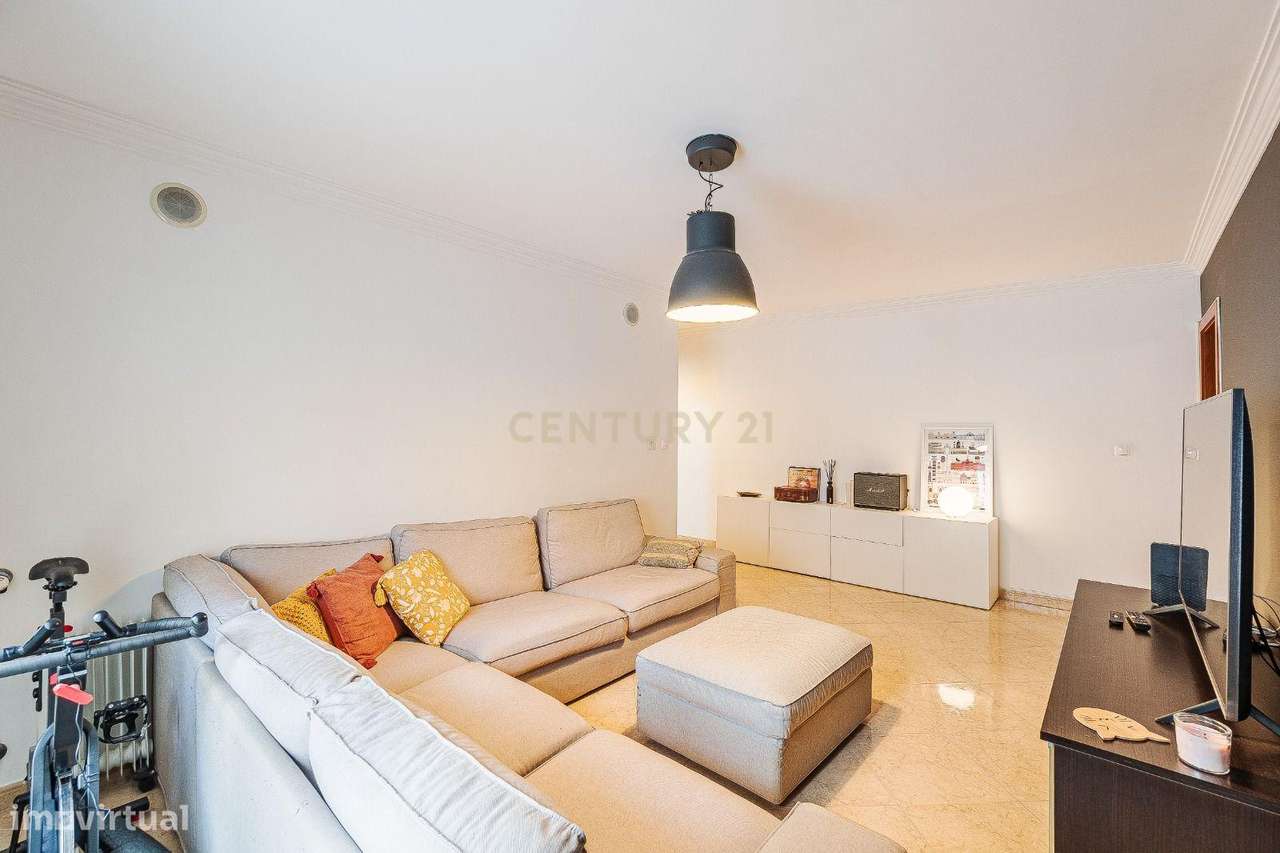 Acolhedor Apartamento T2 com Box e Arrecadação na Brandoa-6