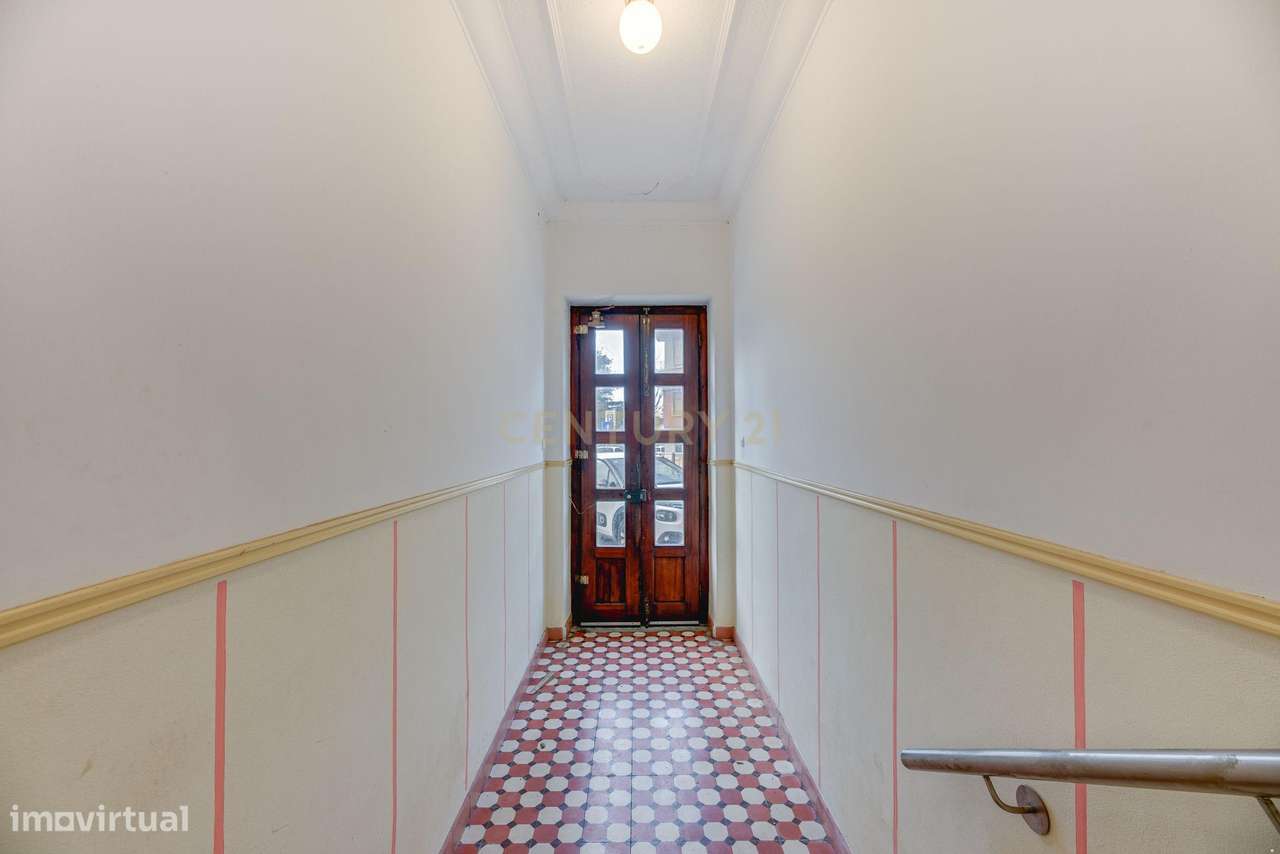 Apartamento T2 Renovado no Coração da Portela de Sintra-20