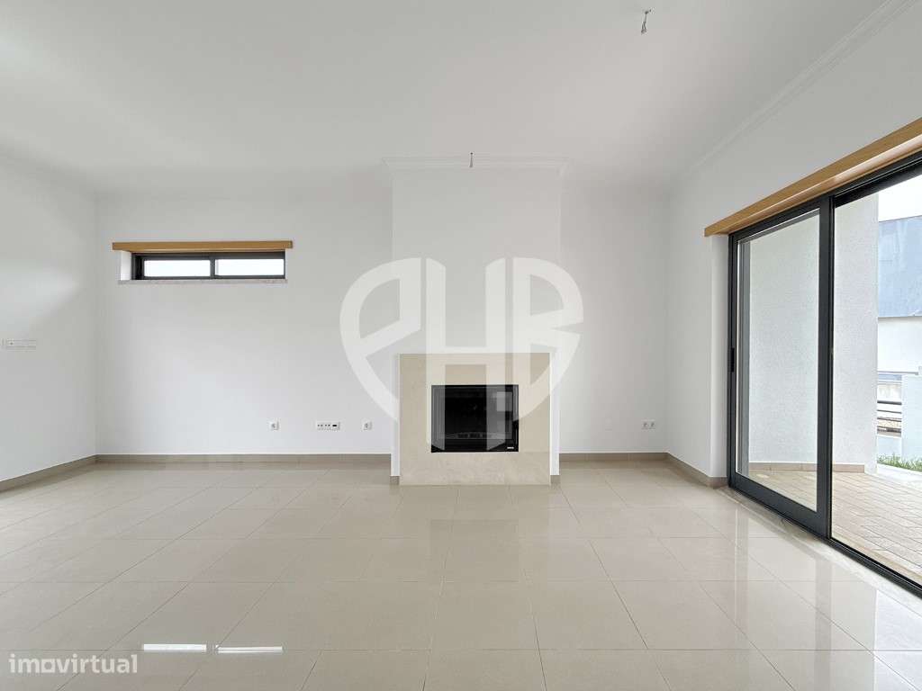 Exclusiva Moradia T5 de Arquitetura Contemporânea em Almada - Feijó-11