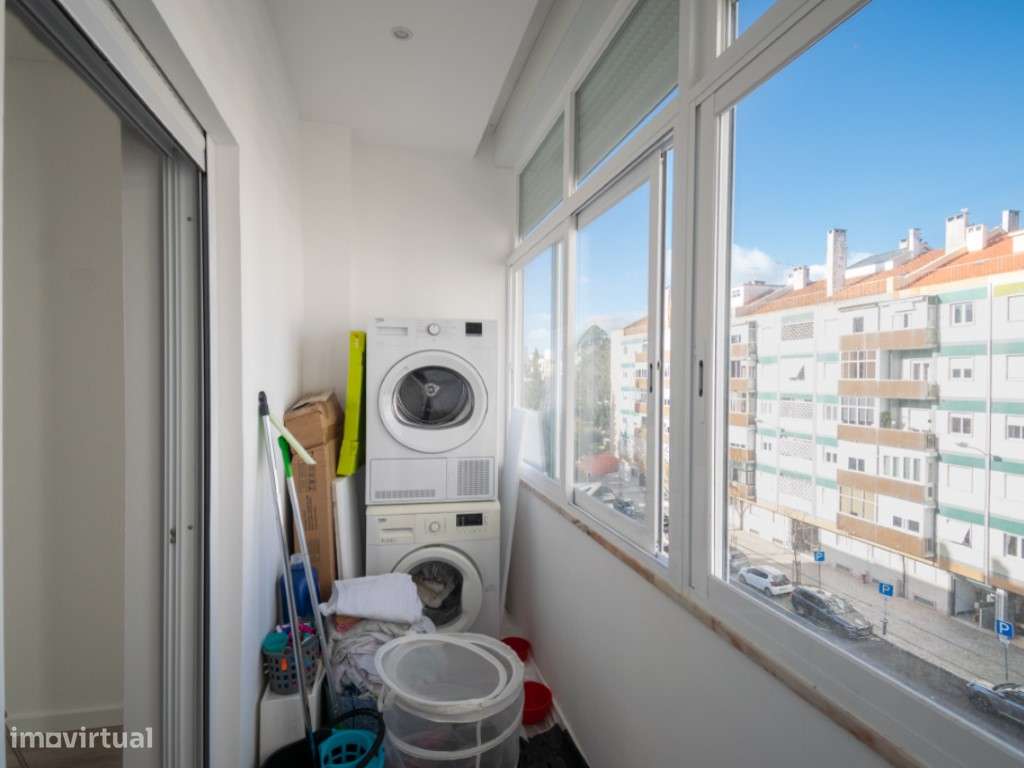 Apartamento T1 Renovado na Estrada de Benfica-16