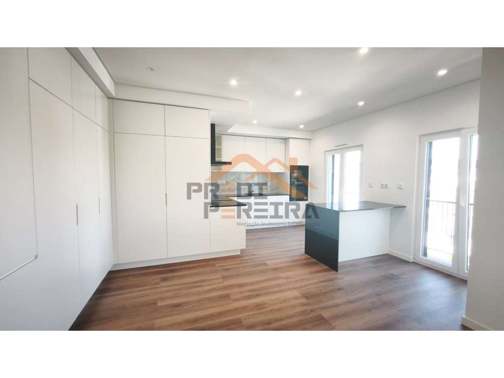 Situado em Caneças, apartamento T4 com duas suites, uma box e um pa...-5