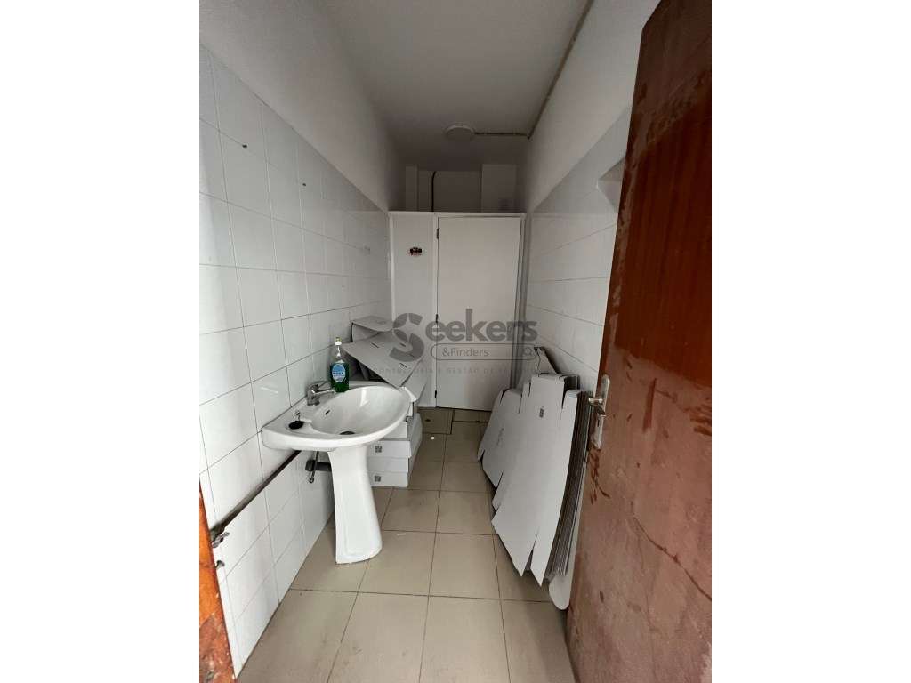 Armazém e escritório na Beloura, Sintra com 360 m2-14