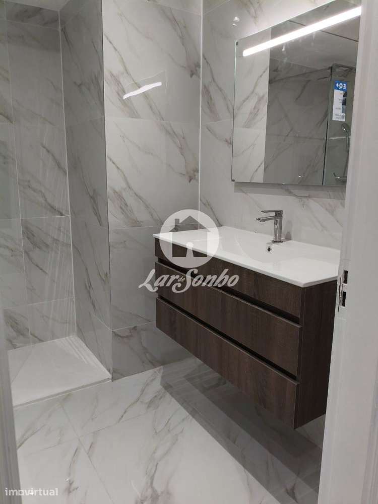 Apartamento T2, remodelado, localizado em Nogueira da Maia-11