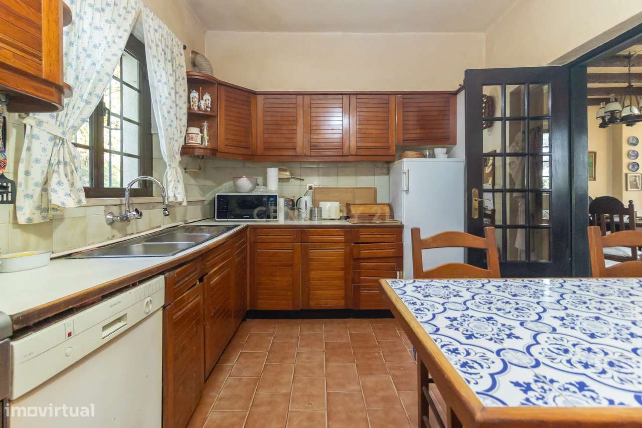 Moradia com construções de apoio, piscina e localização priviligiada-18