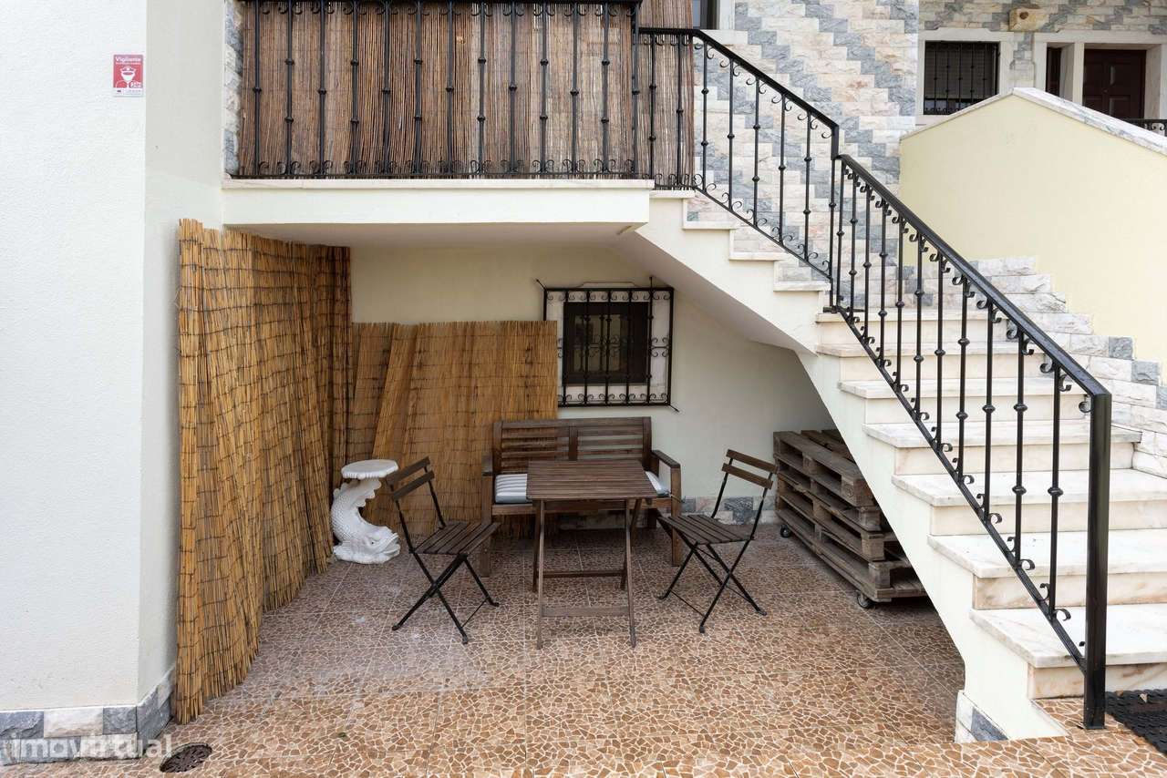 Moradia remodelada com jardim, garagem e vista desafogada, Algueirão,-53