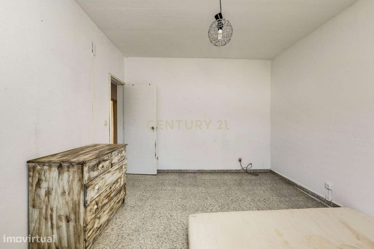 Moradia com Terreno Amplo e Vista Mar na Carvoeira-44