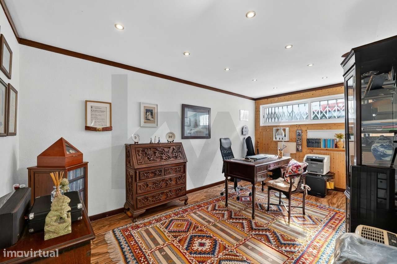 Moradia T4+1 com Piscina Coberta, Jardim e Churrasqueira em Alcoitão,-6