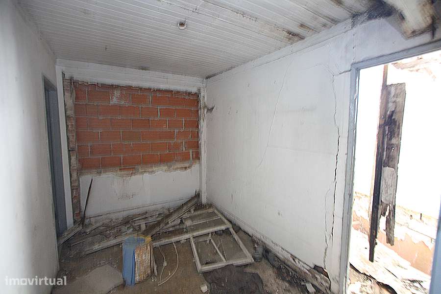 Prédio para recuperar, 3 pisos, cave e pequeno logradouro, C da Rainha-16