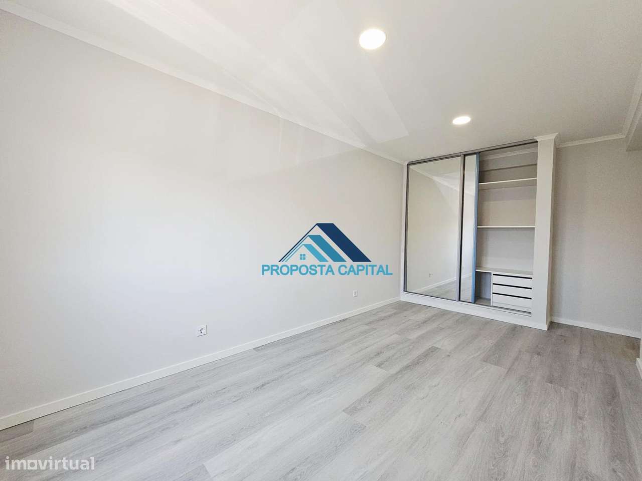 APARTAMENTO T4 REMODELADO CENTRO AMORA-24