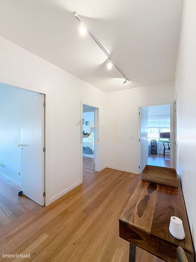 Apartamento T4 Duplex com Terraço e 4 Lugares de Garagem, com Possibil-23