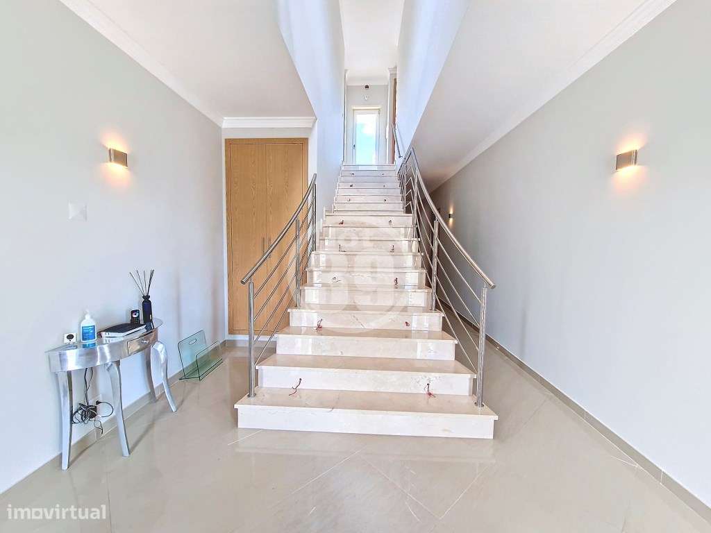 Moradia de luxo equipada com ampla garagem, jardins e piscina. - Grande imagem: 4/48