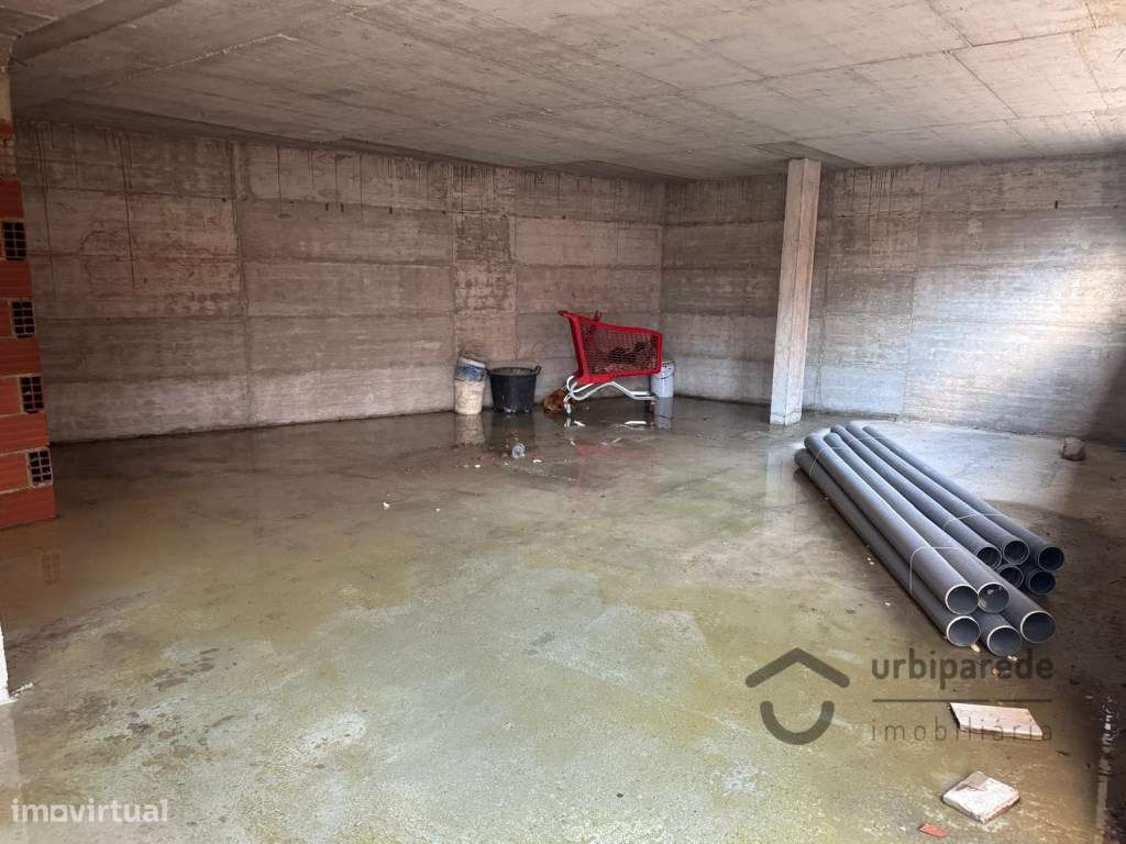 Moradia V4 na Adroana, em face de acabamento.-14