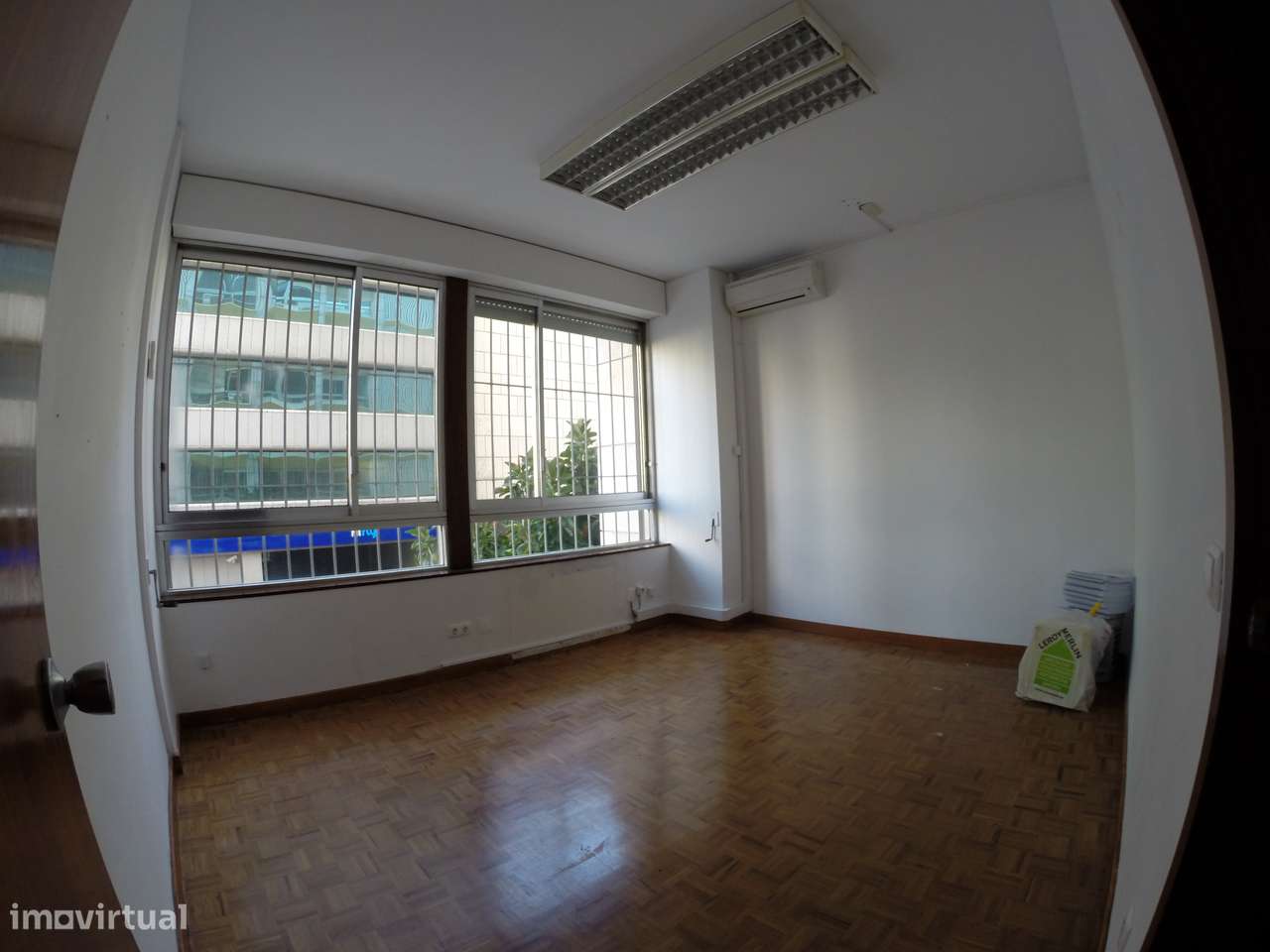 Escritório à venda na Avenida Fontes Pereira de Melo, 35-26