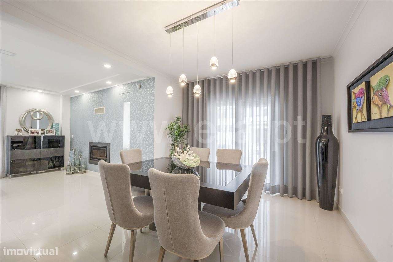 Moradia isolada de gaveto T4; Quinta de Valadares-6