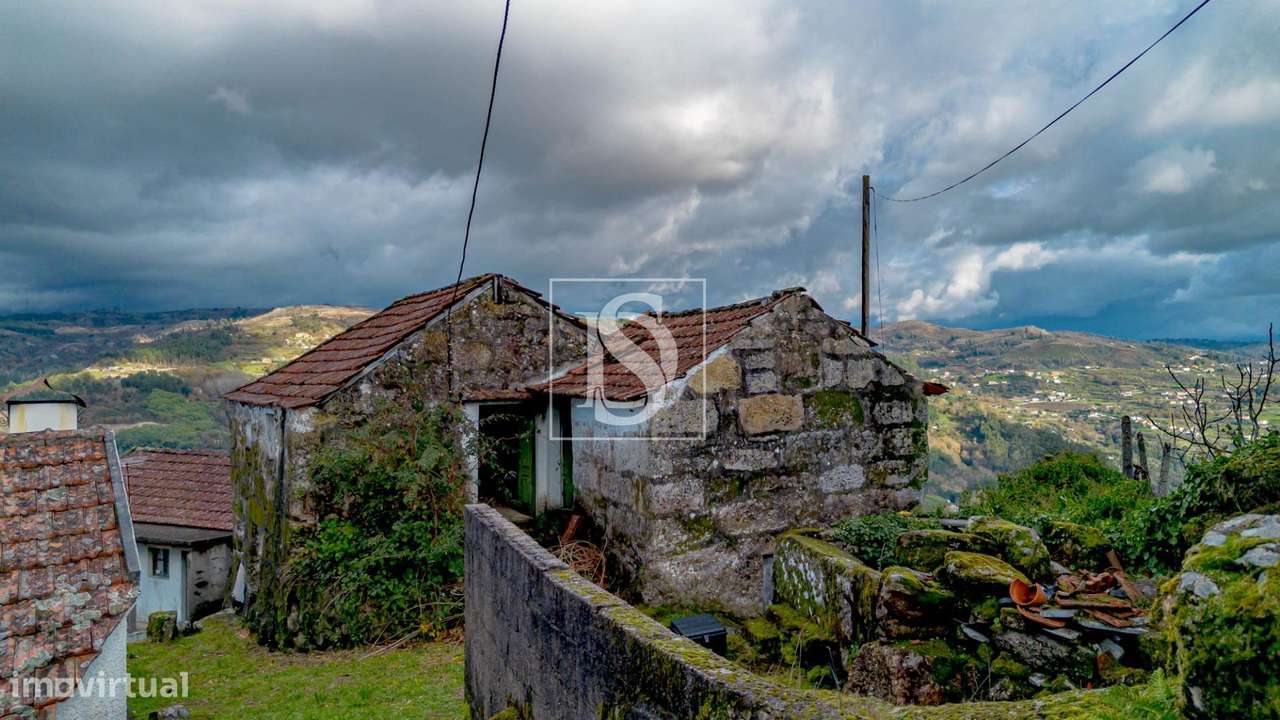 Moradia T2 para Restauro | Paredes de Viadores - Grande imagem: 2/33