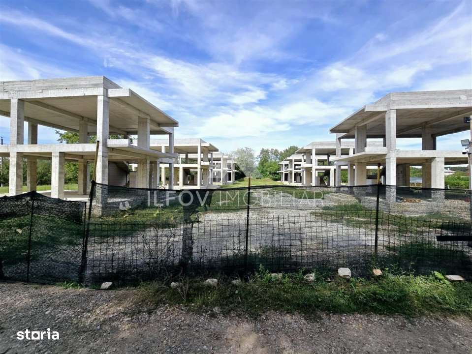 Ansamblu 8 case la structura, 3298mp teren, autorizatie valabila - Imagine principală: 2/13