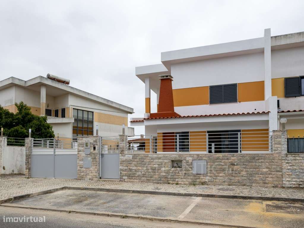 Moradia T3 Amadora com Excelentes Áreas e Espaço Exterior-35