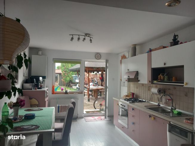 Casa cu etaj,5 cam,160 mp,teren 300 mp,Corunca, zona Peny-1