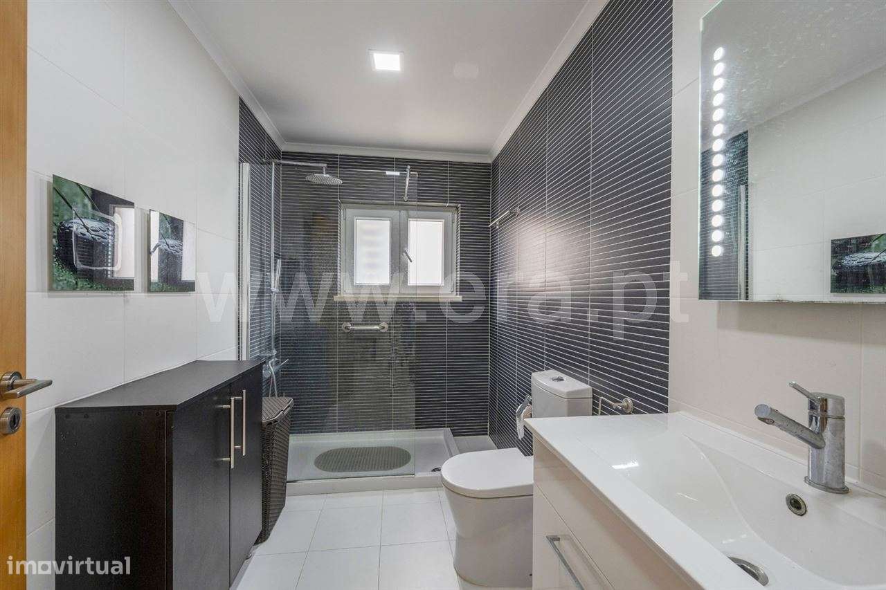 Moradia isolada de gaveto T4; Quinta de Valadares-17