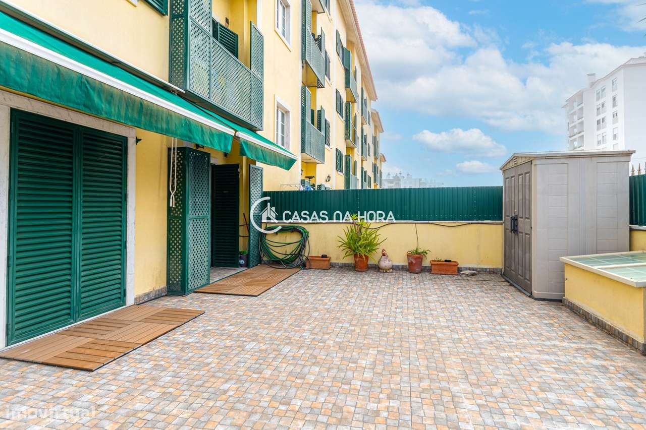 T2 com terraço enorme na Rua Paul Harris, no bairro do  Buzano.-14