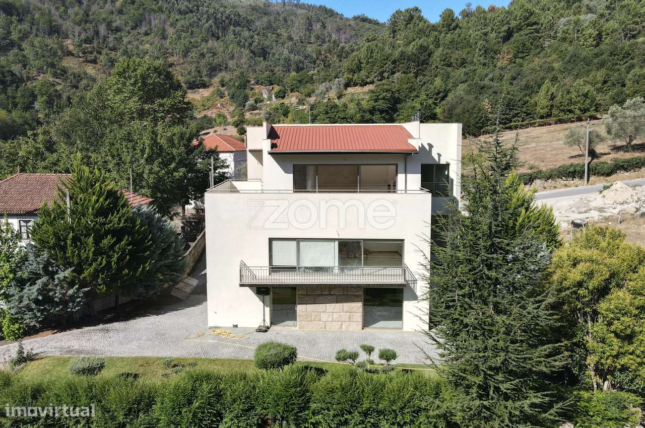 Prédio de 3 pisos em propriedade horizontal em Teixeira, Baião, Por... - Grande imagem: 2/60
