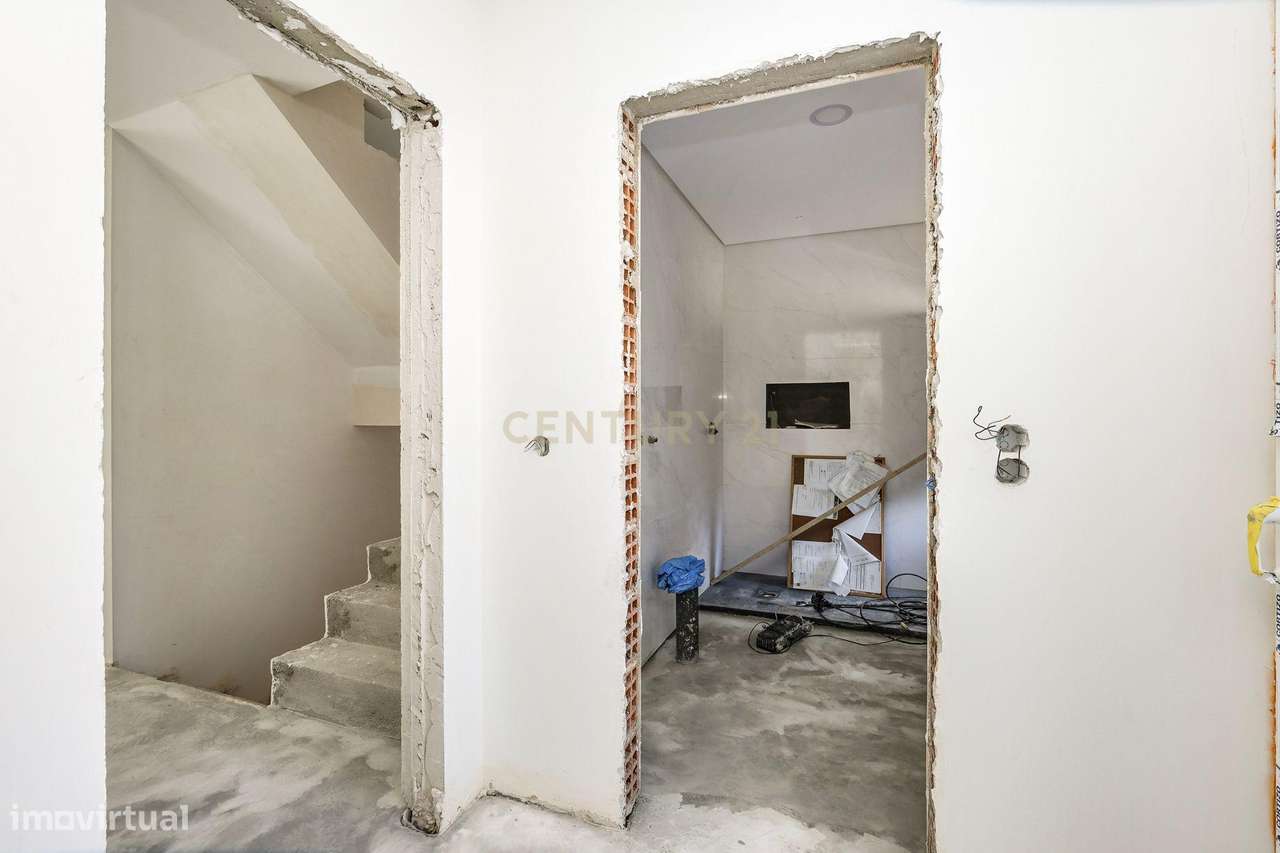 Moradia T4 com piscina em Caneças-27